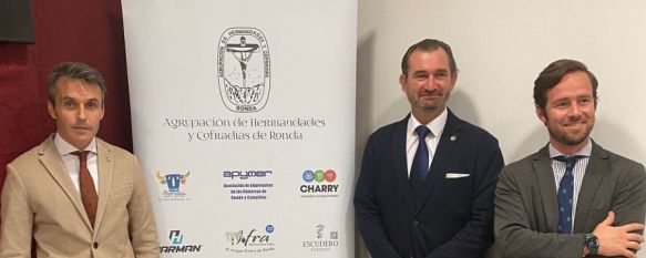 En la imagen el presidente de la Agrupación, Francisco Ruiz Arrocha, junto a César Ramírez y el edil Ignacio Alonso en representación del Ayuntamiento de Ronda. y  // Agrupación de Hermandades y Cofradías