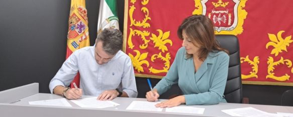El presidente de la Agrupación de Hermandades, Francisco Ruiz Arrocha, junto a la alcaldesa durante la firma del convenio. // María José García