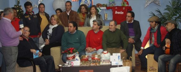 Diferentes colectivos reciben los 4.815 euros recaudados en la Campaña de Navidad , La delegación de Asuntos Sociales entrega 300 litros de aceite y alimentos a familias con dificultades económicas, 09 Feb 2012 - 15:36