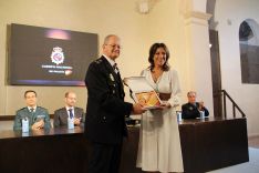 La alcaldesa de Ronda, María de la Paz Fernández, ha sido reconocida con una placa condecorativa.  // María José García