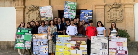 Esta mañana el edil de Educación ha recibido a una veintena de estudiantes que participarán en el certamen científico. // Ayuntamiento de Ronda
