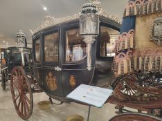 La muestra contiene vehículos de diferentes épocas, como esta berlina original de la época de Alfonso II // Paloma González 