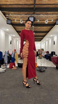Una de las modelos luce un diseño de la colección durante el transcurso del San Telmo Fashion Show. // Sol Cortés Flores