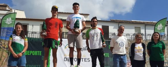 El rondeño con su trofeo de campeón andaluz de esta modalidad deportiva junto a los dos siguientes clasificados // Raúl Porras