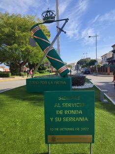 El monumento está acompañado por una placa en la que se puede leer 