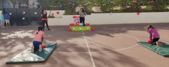 Se está desarrollando en el patio del centro educativo, donde los menores están aprendiendo a realizar masajes cardíacos. // Paloma González 