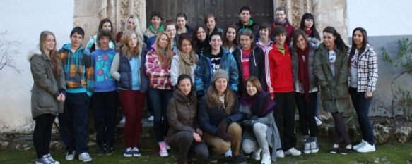 Jóvenes de intercambio en el pórtico del Convento de San Francisco. // CharryTV