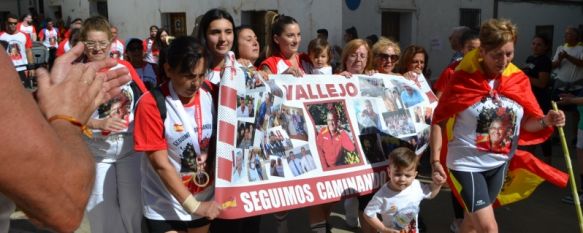 Llegada a meta de la viuda del fallecido José Vallejo, rodeada de amigos y familiares  // Marcha Cueva del Gato 