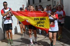 Valeria entró en la plaza San Marcos junto a su primo y su tía con una bandera de España en la que se puede leer 