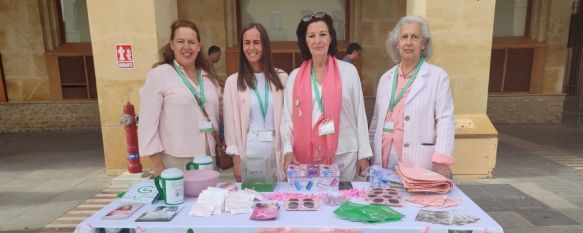 Varias voluntarias esta mañana en la plaza de España  // Paloma González 