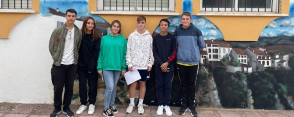 El IES Rodríguez Delgado homenajea la trayectoria de ilustres escritoras españolas, Alumnos de 3º de ESO han repartido códigos QR en las aulas que detallan la vida de literatas como Almudena Grandes, Carmen de Burgos o María Zambrano, 20 Oct 2022 - 16:22