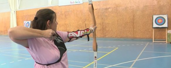 Esta actividad impulsada por AYUCA junto a la Federación Andaluza de Caza se realiza cada semana en el polideportivo Cristóbal Guerrero. // CharryTV