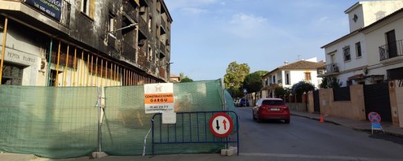 El Ayuntamiento de Ronda ha abierto el tráfico rodado en la calle Doctor Carrillo Guerrero, pero permanece cortada en calle Lauría.   // Paloma González 