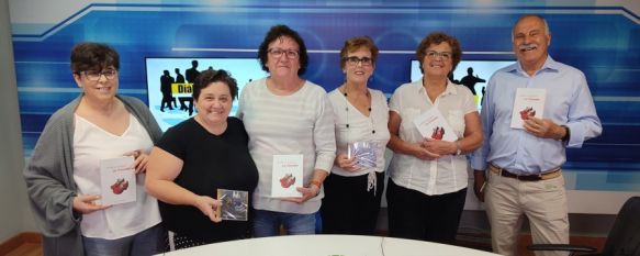 Miembros del grupo de sevillanas presentan el libro en el plató de Charry TV // Paloma González 