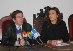 El presidente de APYMER, Salvador Galván y la alcaldesa de Ronda, María de la Paz Fernández, momentos antes de proceder a la firma del convenio. // CharryTV