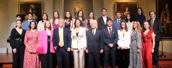 Foto de familia en el acto de entrega de becas // Nacho Garrido