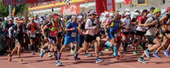 Un grupo de marchadores, en la salida de los 101 kilómetros desde la Ciudad Deportiva de Ronda.  // CharryTV