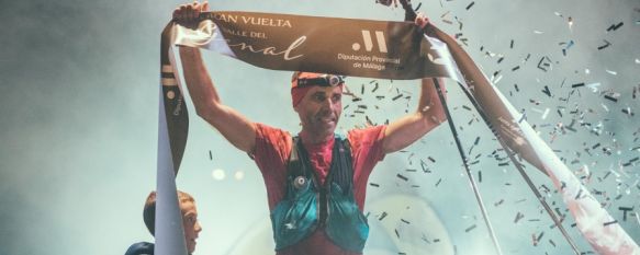 El campeón de la ultratrail a su llegad a meta tras completar recorrido circular de 129 kilómetros.  // Chito