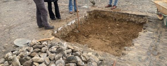 Comienzan las catas arqueológicas en la calle Real, Es un proceso obligatorio antes de empezar la remodelación requerido por la Junta de Andalucía, 16 Nov 2022 - 09:26