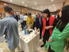 LA Organic estuvo presente en el acto y realizó una cata de aceites.  // Paloma González