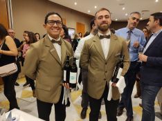Los camareros del Hotel Catalonia Gran Vía sirvieron copas de vino de diferentes variedades de la Bodega Lunares.  // Paloma González 