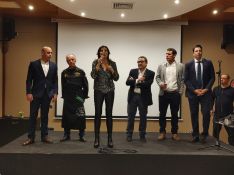 La alcaldesa de la ciudad, acompañada de representantes de las empresas locales que participaron en el evento.  // Paloma González