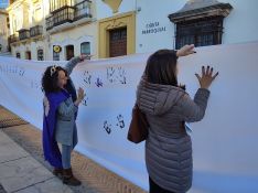 Los asistentes han dejado sus manos marcadas en un mural blanco. // Paloma González 