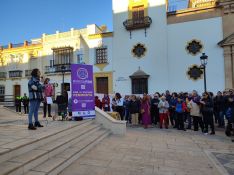 La presidenta de Rondafem ha sido la encargada de leer un manifiesto.  // Paloma González