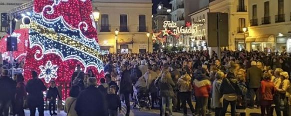 El alumbrado se encenderá a las 19.00 horas en un acto que tendrá lugar en la Plaza de España // CharryTV