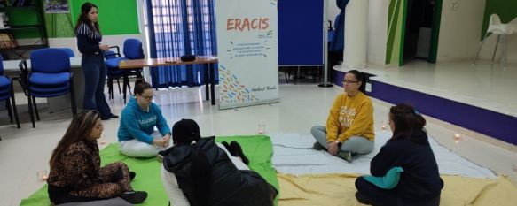 Un grupo de usuarias participan en un taller de emociones en el centro cívico de La Dehesa // CharryTV