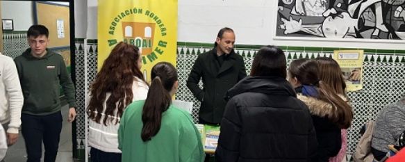 Diferentes asociaciones han podido informar al alumnado de sus proyectos y actividades en esta jornada // AROAL