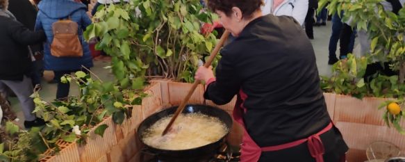 Varias mujeres del pueblo elaboraron en directo algunos productos típicos derivados del cerdo  // Paloma González 