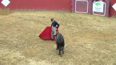 El matador Javier Orozco lidió al primer novillo de la ganadería de Reservatauro.  // CharryTV