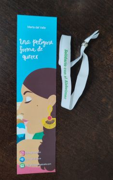 Los compradores que realicen una reseña recibirán una pulsera solidaria.  // CharryTV