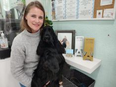 Alexandra nos ha recibido en Frisbi, su peluquería canina  // CharryTV