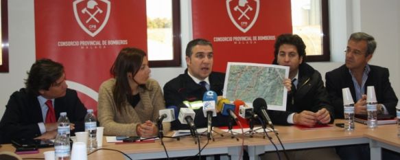 El presidente de la Diputación Provincial ha presentado el plan de reforestación para la zona afectada por el incendio. // CharryTV