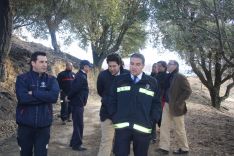 Posteriormente, Elías Bendodo ha visitado la zona afectada por el incendio forestal. // CharryTV