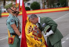 El coronel De Meer, despidiéndose de la Bandera del 4º Tercio // Manolo Guerrero