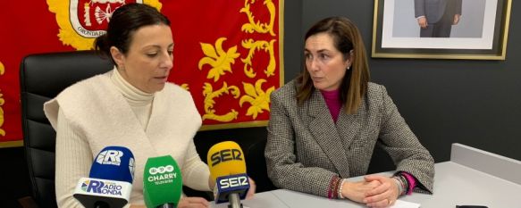 La alcaldesa de Ronda y la edil de Bienestar Social han sido las encargadas de comenzar este reparto de cheques // Ayuntamiento de Ronda