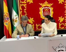 El presidente de la comunidad de propietarios, Juan Manuel Marín, y la alcaldesa de Ronda, María de la Paz Fernández, han firmado este lunes el acuerdo.  // CharryTV