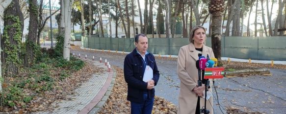 Los parlamentarios andaluces han ofrecido una rueda de prensa junto al edificio del antiguo hospital // Paloma González 