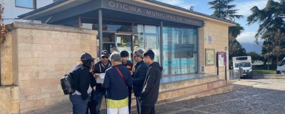 Un grupo de turistas junto a su guía frente a la Oficina Municipal de Turismo de Ronda // Jairo García