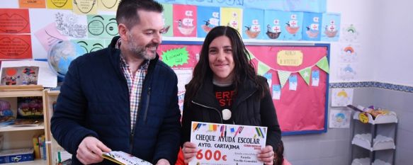Se han entregado cheques de 600 euros a todas las familias con hijos matriculados en el colegio del pueblo // Serranía Comunicación Se han entregado cheques de 600 euros a todas las familias con hijos matriculados en el colegio del pueblo // Serranía Comunicación