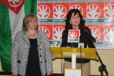 Isabel María Barriga, junto a la secretaria general del Partido Andalucista, Pilar González. // CharryTV