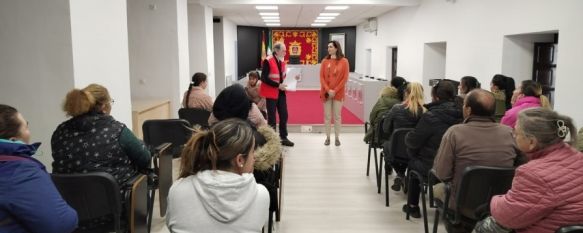 Cruz Roja reparte tarjetas monedero con valor de 100 euros, Se han entregado las primeras cincuenta ayudas a las familias más numerosas de la ciudad, 23 Dec 2022 - 15:56