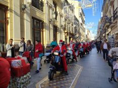 Una decena de miembros del Moto Club Ronda han participado en la cabalgata vestidos de Santa Claus // CharryTV