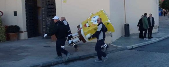 Denuncian actos vandálicos contra la decoración navideña en las inmediaciones de Santo Domingo, La figura de Bob Esponja, que presidía un buzón de la Cartera Real, fue arrojada a las cornisas del Tajo en Nochebuena y otros elementos decorativos también han sufrido daños, 27 Dec 2022 - 16:15