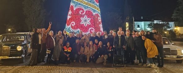 Los vehículos han parado en la plaza del Teniente Arce para atener a los medios y tomar una fotografía.  // Paloma González 