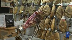 El jamón ibérico es el más solicitado estos días en La Casa del Jamón // CharryTV