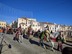 Rondeños y visitantes fotografiaron a los Reyes Magos cuando cruzaron el Puente Nuevo  // Paloma González